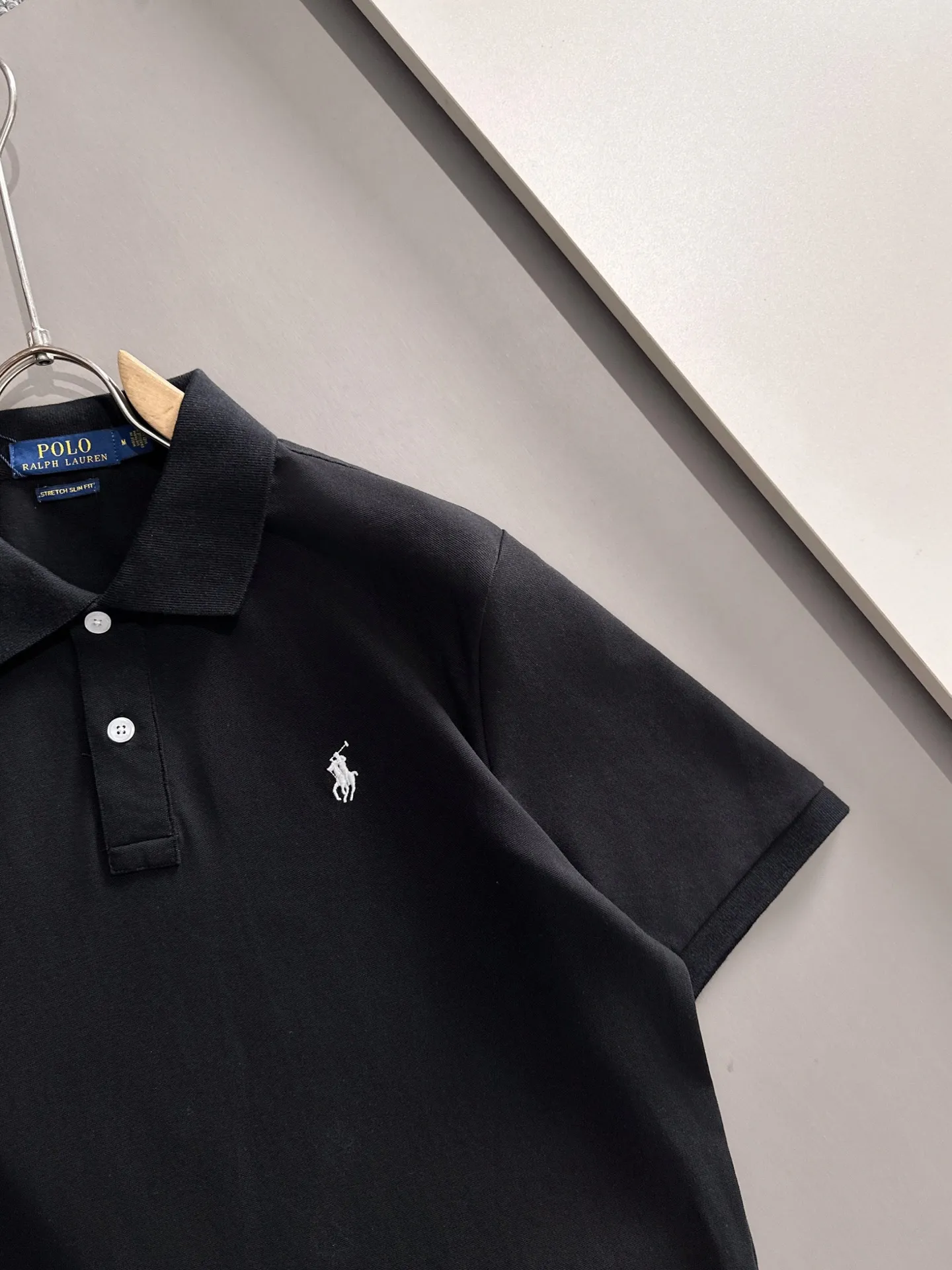 P190 🌸 (Always available) Ralph Lauren [High quality] Distinguished from ordinary fabrics on the market Men's pure cotton business casual solid color Short-sleeved T-shirt Lapel Polo shirt Men's summer essentials ✔ In a man's wardrobe, polo shirts must occupy an important place! When it comes to polo shirts made of pure cotton, Ralph Lauren is the perfect choice for comfort and quality ✔ The first choice for high quality! Classic basics that will never go out of style! Designed with classic solid colors, each color can easily match various occasions! Made of 240g pure cotton pique fabric, it is skin-friendly, comfortable and has good breathability, making summer wear refreshing and worry-free! The right shoulder style modifies the shoulder shape, enhances the style and temperament, and perfectly fits everyone's needs! Whether it is daily travel or business occasions, it is easy and versatile! The feeling of relaxation is even better. Everywhere you look, there are texture details! There are many colors to choose from, from stable dark colors to dynamic light colors, meeting the needs of different occasions! Exquisite workmanship, the improvement of one's own image is the pursuit of quality of life! , the details of the turning and wiring are also the original factory craftsmanship. Needless to say, the quality is after all, it is something from the original factory... If you like it, don’t miss it! For men, this type of short-sleeved Polo shirt is naturally indispensable!  All three standards are complete! Simple business casual essentials! Color: Black White Gray Royal Blue Size: M-2XL